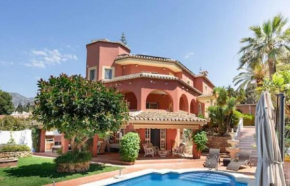 Beautiful modern 4 bedroom villa with heated pool and cinema in Las Lagunas de Mijas